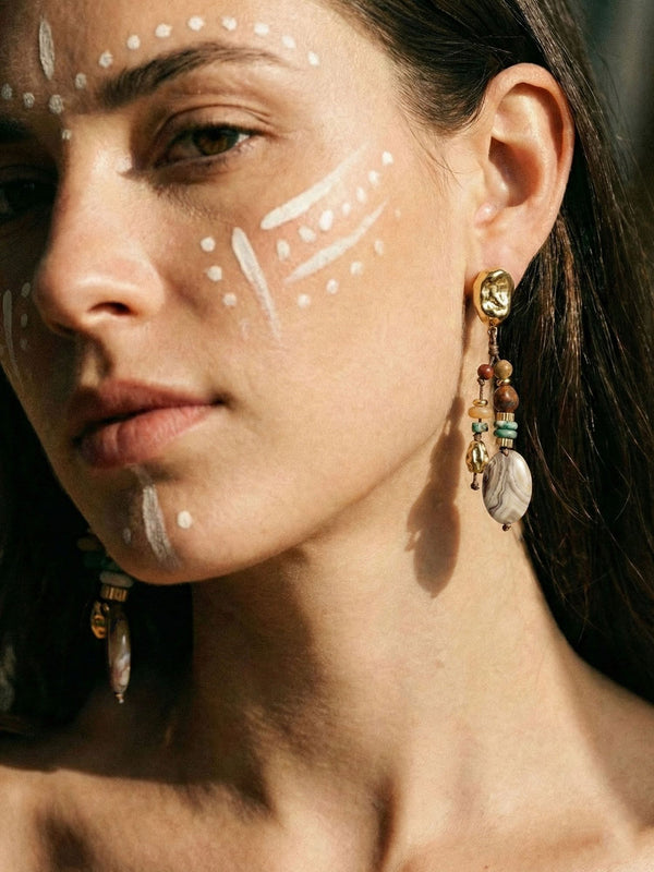 Sahara Dreams Ohrringe getragen – Model mit Tribal-Makeup traegt Boho-Ohrringe, Nahaufnahme mit natuerlichem Licht