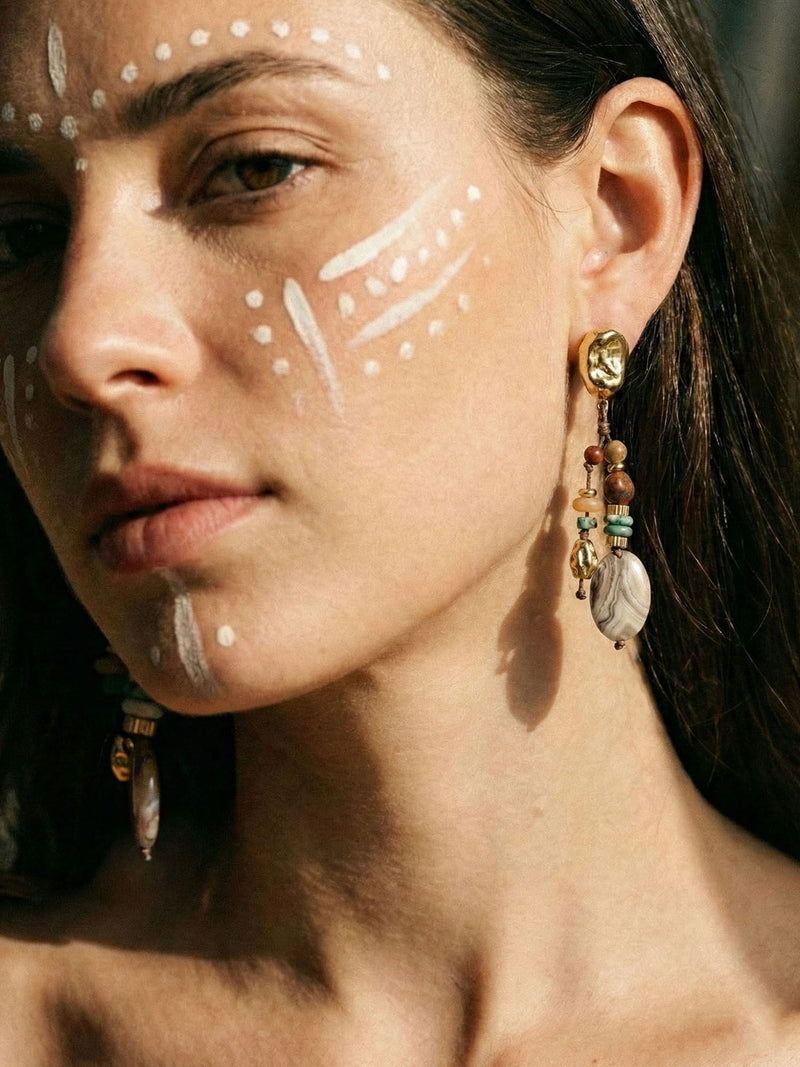 Sahara Dreams Ohrringe getragen – Model mit Tribal-Makeup traegt Boho-Ohrringe, Nahaufnahme mit natuerlichem Licht