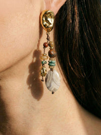 Sahara Dreams Ohrringe Trageansicht – vergoldete Naturstein-Ohrringe am Ohr fuer Boho-Style