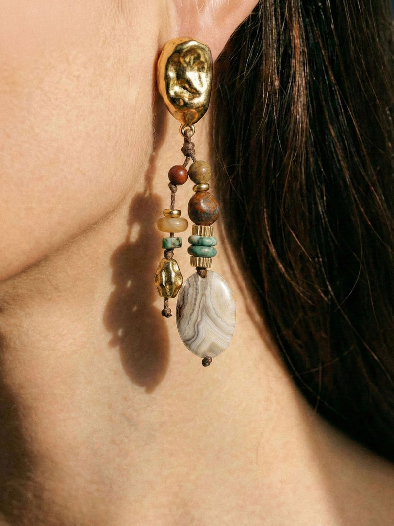 Sahara Dreams Ohrringe Trageansicht – vergoldete Naturstein-Ohrringe am Ohr fuer Boho-Style