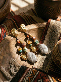 Sahara Dreams Ohrringe Flatlay – Boho-Ohrringe mit Natursteinen in natuerlicher Umgebung