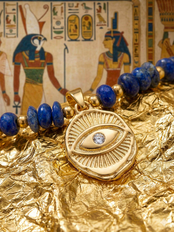 Schutzblick Armband Auge Detail – Goldener Nazar-Schutzauge-Anhaenger Nahaufnahme mit blauen Lapislazuli-Perlen aegyptisches Wandbild
