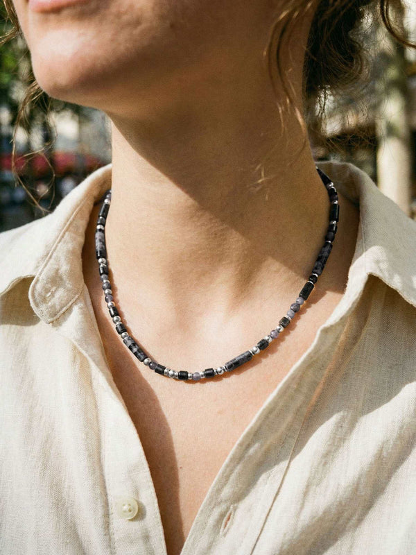 Kette Schwarz Glanz – Detailaufnahme am Hals getragen, Nahaufnahme Anhaenger und Perlen