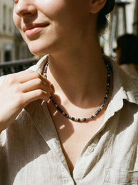 Kette Schwarz Glanz – von Model getragen, Boho Halskette Styling im Alltag