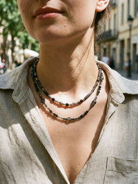 Kette Schwarz Glanz – von Model getragen, Boho Halskette Styling im Alltag