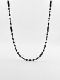 Kette Schwarz Glanz – Produktbild auf weissem Hintergrund, Naturstein Halskette, Boho Schmuck