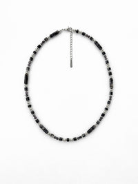 Kette Schwarz Glanz – Produktbild auf weissem Hintergrund, Naturstein Halskette, Boho Schmuck