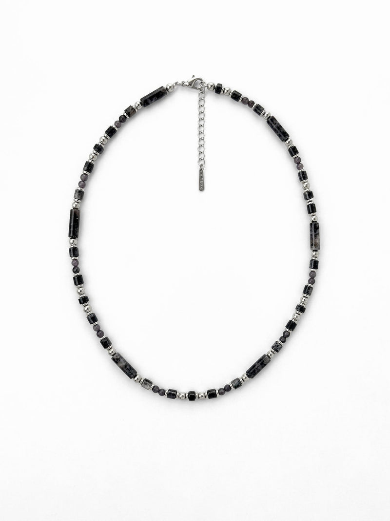 Kette Schwarz Glanz – Produktbild auf weissem Hintergrund, Naturstein Halskette, Boho Schmuck