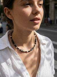 Kette Schwarzer Kaiserjaspis – von Model getragen, Boho Halskette Styling im Alltag