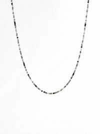 Kette Schwarzer Onyx Fein – Produktbild auf weissem Hintergrund, Naturstein Halskette, Boho Schmuck