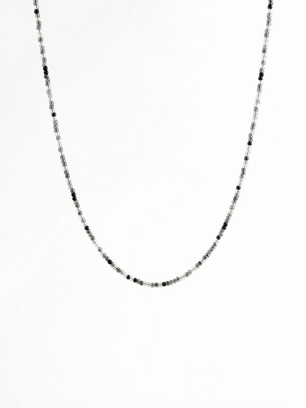 Kette Schwarzer Onyx Fein – Produktbild auf weissem Hintergrund, Naturstein Halskette, Boho Schmuck