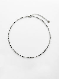 Kette Schwarzer Onyx Fein – Produktbild auf weissem Hintergrund, Naturstein Halskette, Boho Schmuck