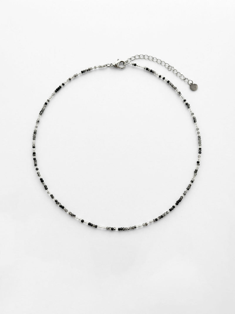 Kette Schwarzer Onyx Fein – Produktbild auf weissem Hintergrund, Naturstein Halskette, Boho Schmuck