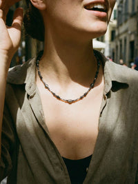 Kette Schwarzer Rutilquarz Fein – von Model getragen, Boho Halskette Styling im Alltag