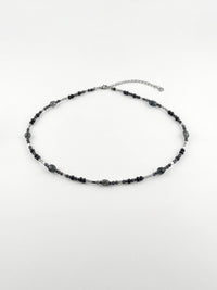 Kette Schwarzer Rutilquarz Fein – von Model getragen, Boho Halskette Styling im Alltag