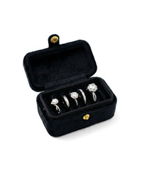 Silbernes Ring-Set Amour Einzelring-Detail Pave-Eternity-Ring auf weissem Hintergrund
