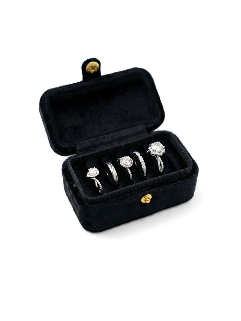 Silbernes Ring-Set Amour Einzelring-Detail Pave-Eternity-Ring auf weissem Hintergrund