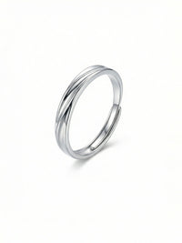 Silbernes Ring-Set Amour am Finger getragen, alle 5 Ringe kombiniert