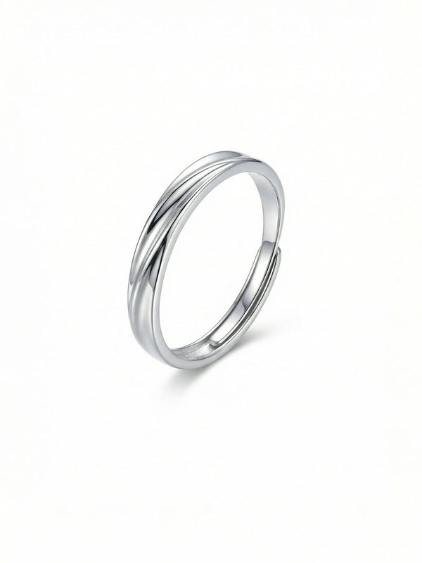Silbernes Ring-Set Amour am Finger getragen, alle 5 Ringe kombiniert