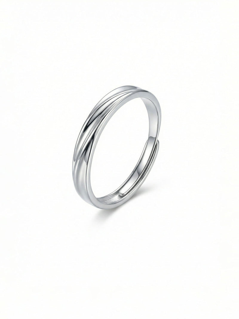 Silbernes Ring-Set Amour am Finger getragen, alle 5 Ringe kombiniert