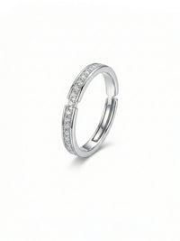 Silbernes Ring-Set Amour am Finger getragen, Nahaufnahme