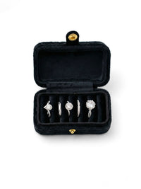 Silbernes Ring-Set Amour Set-Produktbild in geoeffneter schwarzer Samt-Schmuckbox