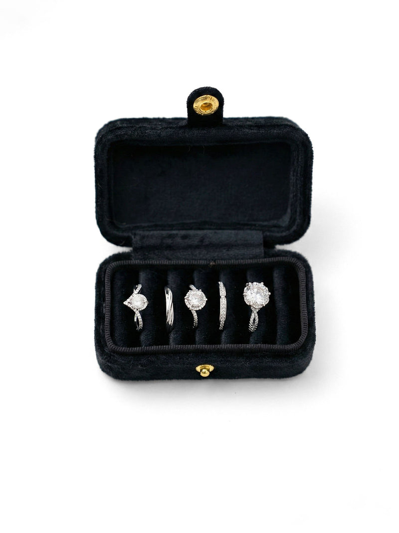 Silbernes Ring-Set Amour Set-Produktbild in geoeffneter schwarzer Samt-Schmuckbox