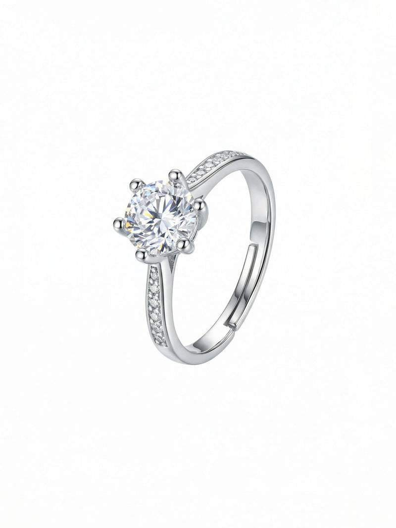Silbernes Ring-Set Diagonal Einzelring-Detail 6-Prong-Solitaer auf weissem Hintergrund