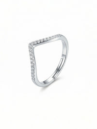 Silbernes Ring-Set Diagonal Einzelring-Detail Cushion-Halo-Ring auf weissem Hintergrund