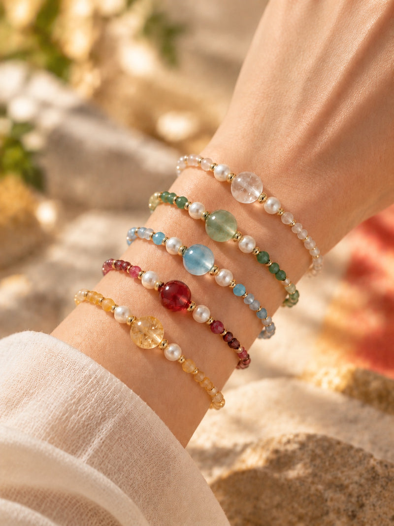 Cinque Elementi: fünf Armbänder in Weiß, Grün, Blau, Rot und Gelb zusammen am Handgelenk; einzeln erhältlich.