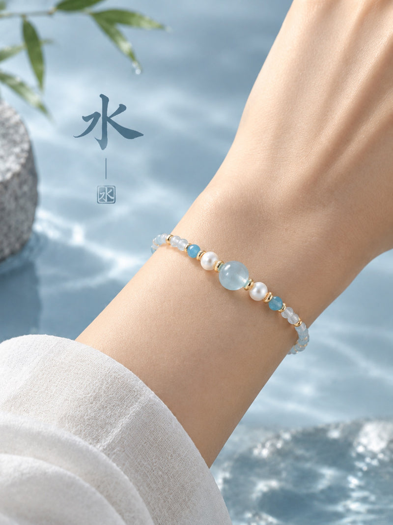 SL63B: Armband Cinque Elementi Wasser mit blauen Perlen, einzeln am Handgelenk getragen.