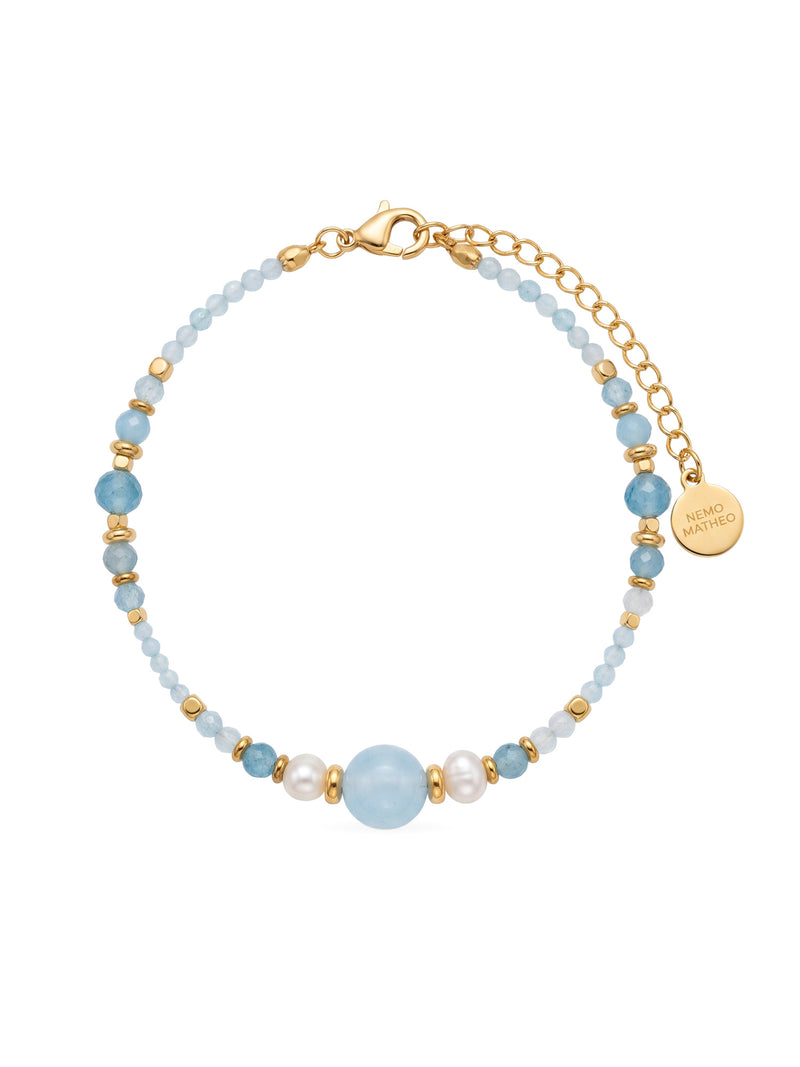 SL63B: Armband Cinque Elementi Wasser mit blauen Perlen und goldfarbenen Details auf weißem Hintergrund.