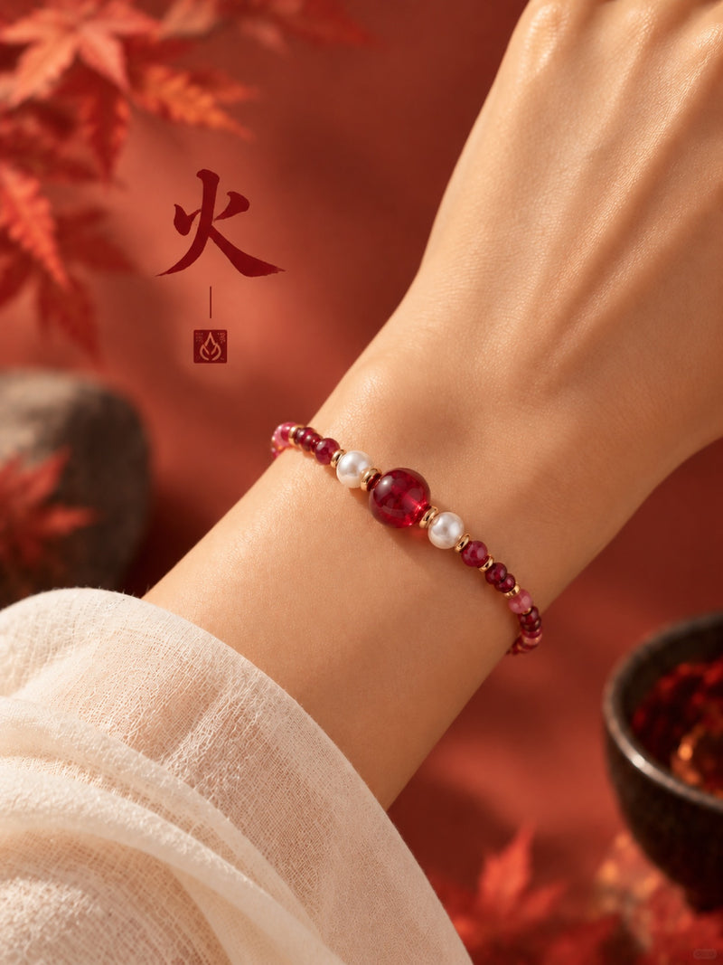 SL63C: Armband Cinque Elementi Feuer mit roten Perlen, einzeln am Handgelenk getragen.