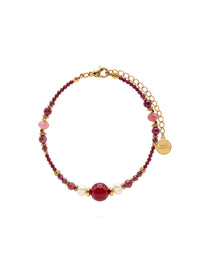 SL63C: Armband Cinque Elementi Feuer mit roten Perlen und goldfarbenen Details auf weißem Hintergrund.