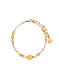 SL63D: Armband Cinque Elementi Erde mit gelben Perlen und goldfarbenen Details auf weißem Hintergrund.