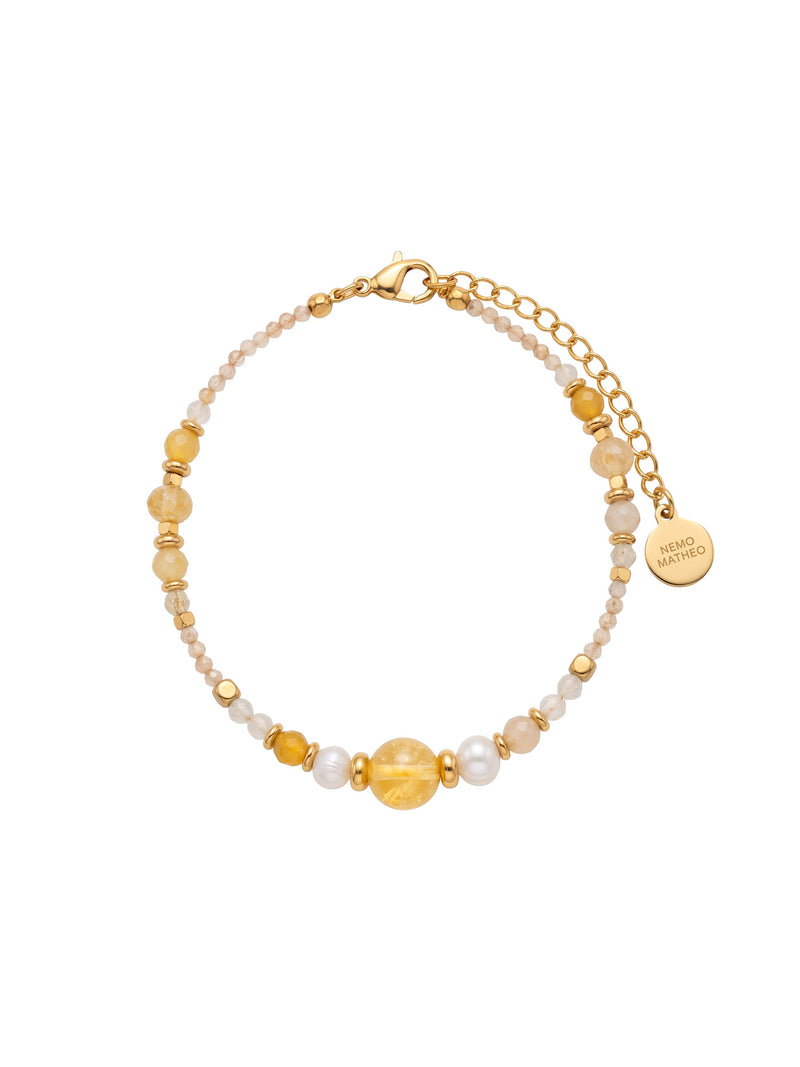 SL63D: Armband Cinque Elementi Erde mit gelben Perlen und goldfarbenen Details auf weißem Hintergrund.