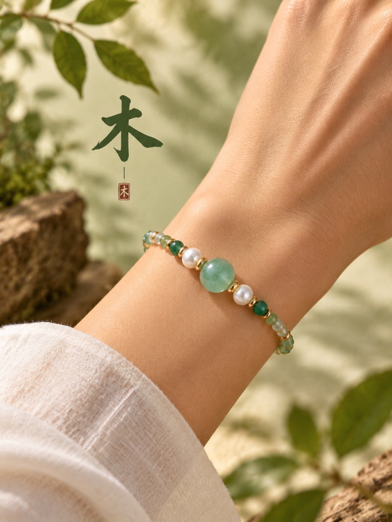 SL63E: Armband Cinque Elementi Holz mit grünen Perlen, einzeln am Handgelenk getragen.