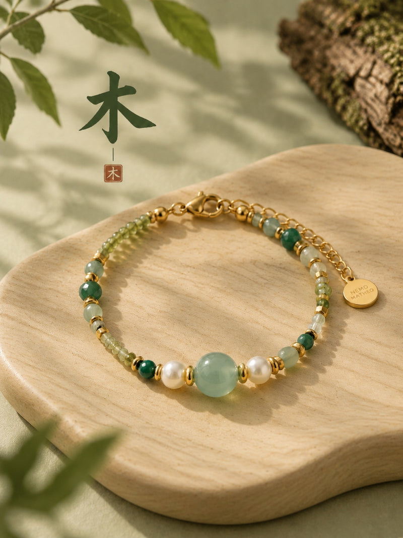 SL63E: Armband Cinque Elementi Holz mit grünen Perlen, als Stillleben mit dem chinesischen Elementzeichen.