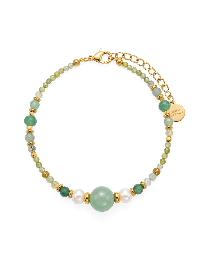 SL63E: Armband Cinque Elementi Holz mit grünen Perlen und goldfarbenen Details auf weißem Hintergrund.