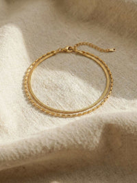 Snake and Bead Armband Lifestyle – elegantes Doppelarmband in goldener Ausfuehrung im Alltag getragen
