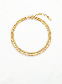 Snake and Bead Armband – Doppellagiges Armband mit feiner Schlangenkette und Bead-Zylinder-Kette, 18K vergoldet, weisser Hintergrund