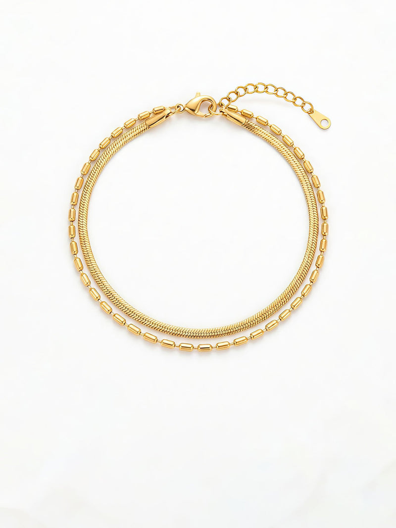 Snake and Bead Armband – Doppellagiges Armband mit feiner Schlangenkette und Bead-Zylinder-Kette, 18K vergoldet, weisser Hintergrund