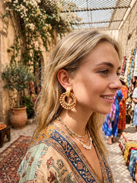Solana – Geflochtene Rattan Hoops mit Harzstein – Elfenbein – Detail 2