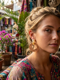 Solana – Geflochtene Rattan Hoops mit Harzstein – Elfenbein – Lifestyle 3