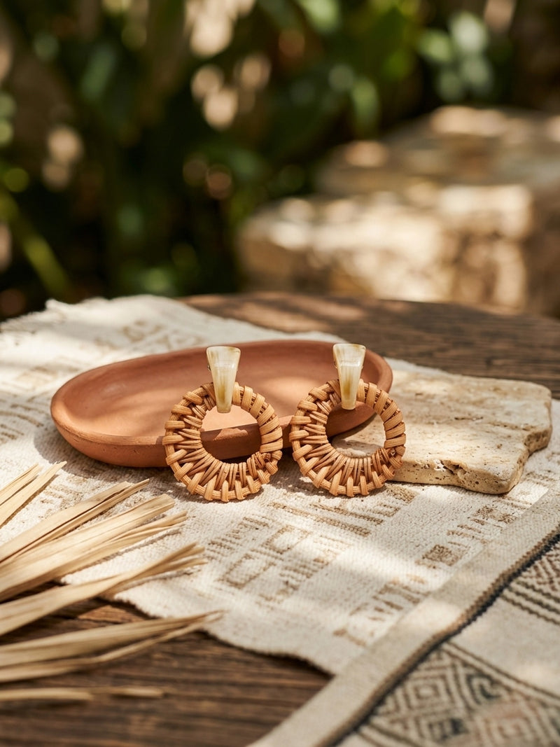 Solana – Geflochtene Rattan Hoops mit Harzstein – Elfenbein – Lifestyle 4