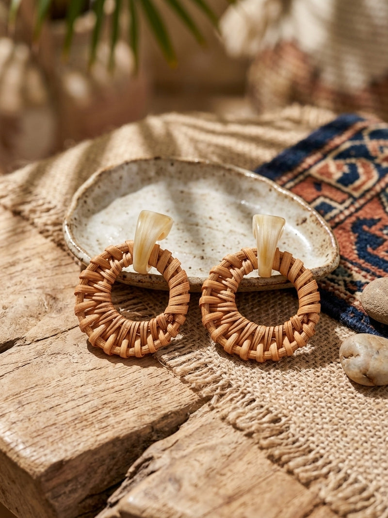 Solana – Geflochtene Rattan Hoops mit Harzstein – Elfenbein – Lifestyle 5