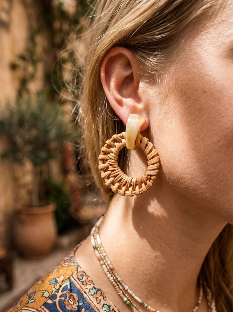 Solana – Geflochtene Rattan Hoops mit Harzstein – Elfenbein – Lifestyle 6
