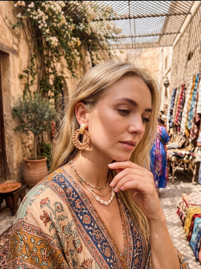 Solana – Geflochtene Rattan Hoops mit Harzstein – Elfenbein – Lifestyle 7
