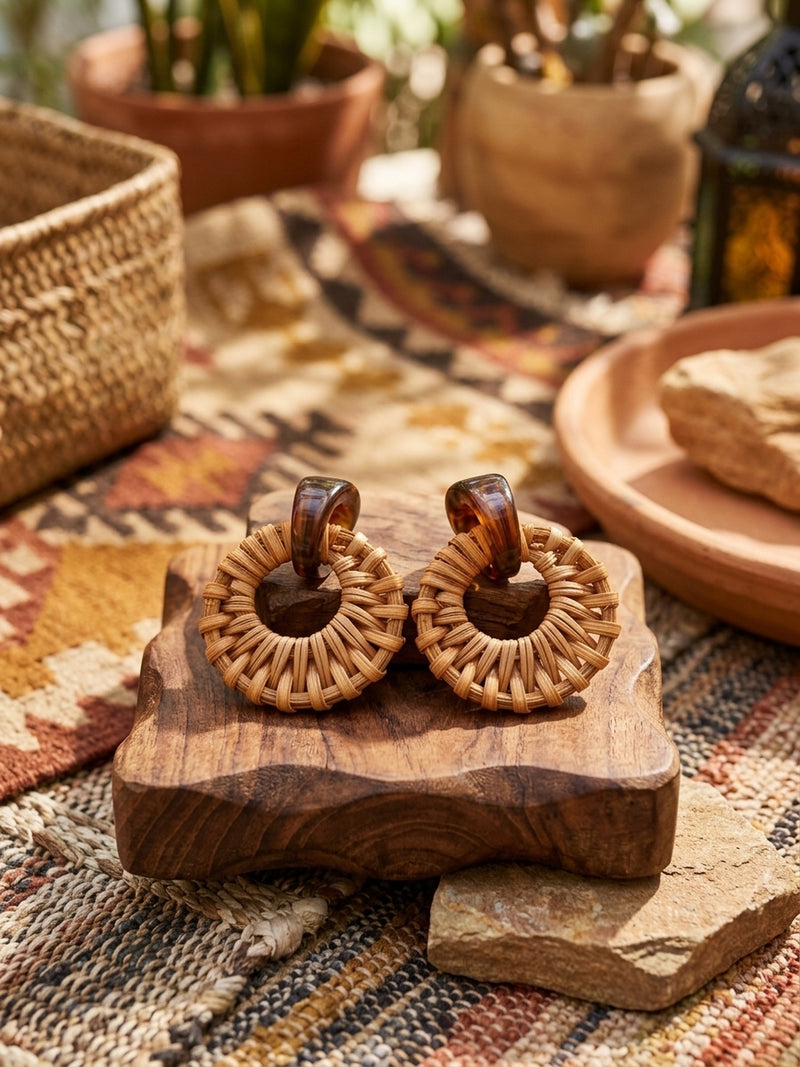 Solana – Geflochtene Rattan Hoops mit Harzstein – Schildpatt – Lifestyle 4