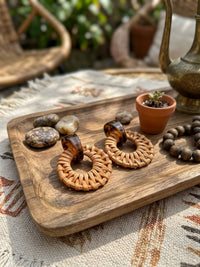 Solana – Geflochtene Rattan Hoops mit Harzstein – Schildpatt – Lifestyle 5